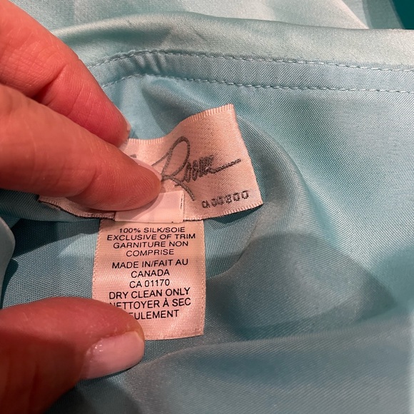 Seafoam colored silk blouse with frilly collar and sleeves. - Picture 11 of 12